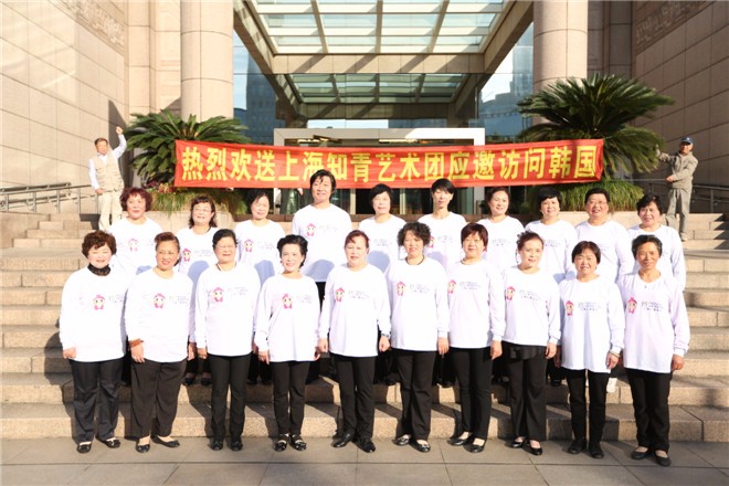 上海仁爱医院组织的知青志愿者团队登台表演了精彩的健康团体操