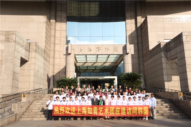 上海仁爱医院代表与黄晴宜女士、尹惠敬女士合影