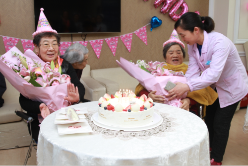 上海仁爱医院为两位85岁住院老人举办温馨生日会