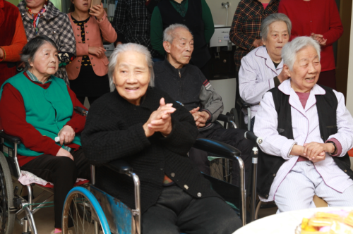 老人们伴着生日歌节奏打着拍子