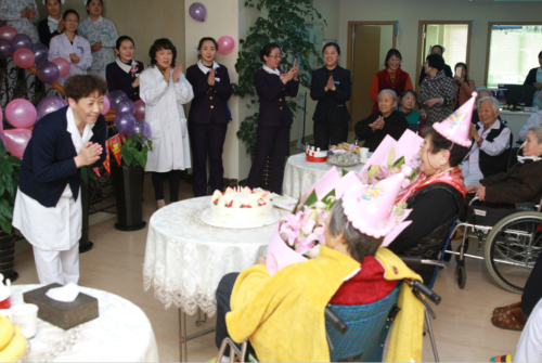 病区主任，护士长，以及品质服务部代表为两位寿星送上祝福