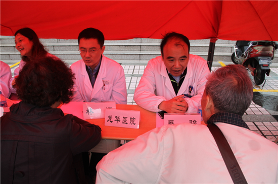 参加义诊的上海中医药大学附属龙华医院医生